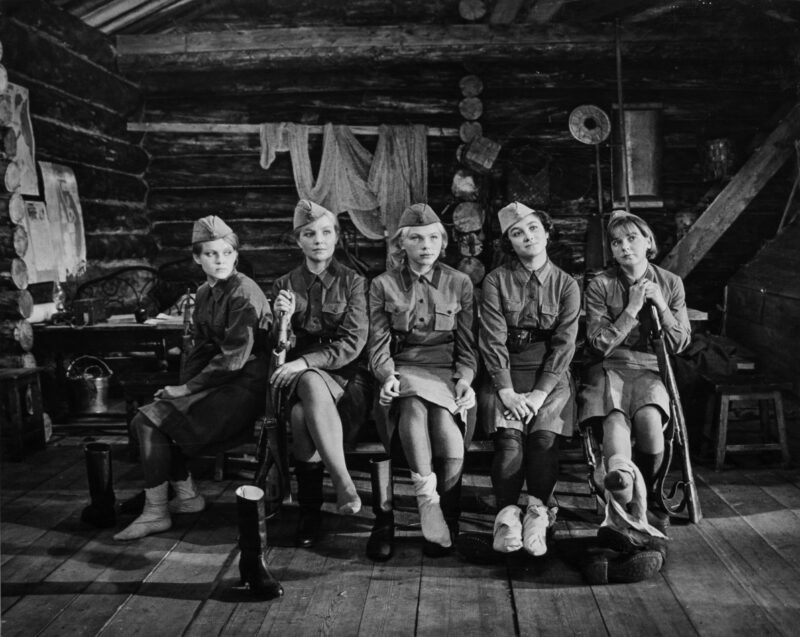Пять отважных девушек: Ирина Шевчук и её коллеги по съёмочной площадке «А зори здесь тихие…» (1972).