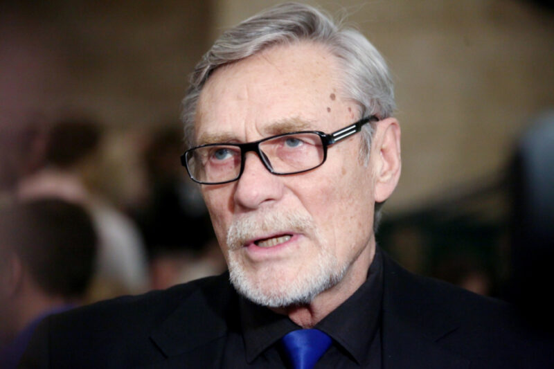 «Я человек увлекающийся»: 81-летний Александр Михайлов жил на две семьи, но его дочери Анастасия и Мирослава смогли построить крепкие браки и подарить звезде внуков