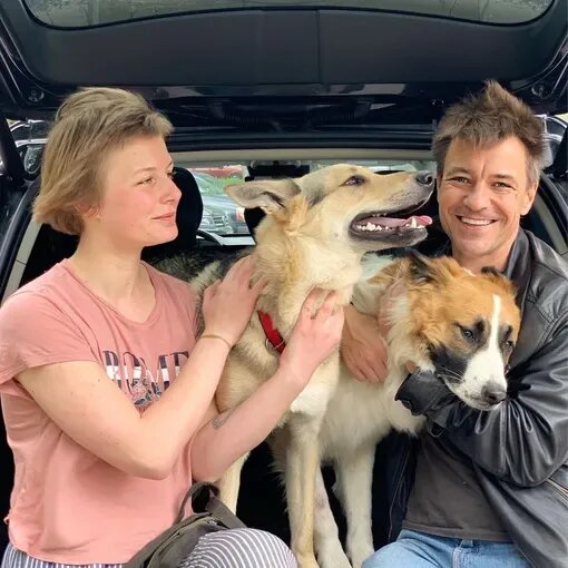 Кирилл Гребенщиков в кругу семьи, наслаждающийся домашним уютом.