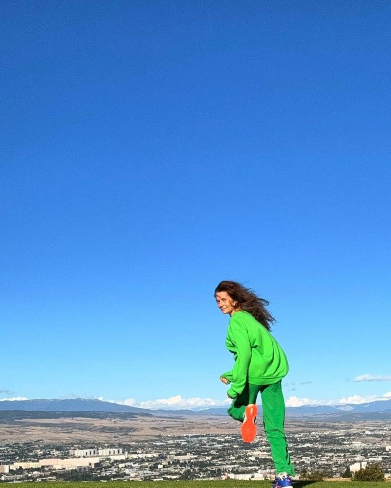 «Из имущества у меня только воздух»: как 58-летняя Оксана Фандера покинула мужа и детей, уехав в Грузию с одной собакой