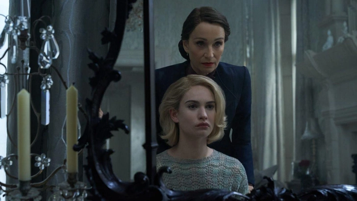 «Ребекка» — красивая, при этом холодная история о том, как тяжело жить в тени идеализированного прошлого