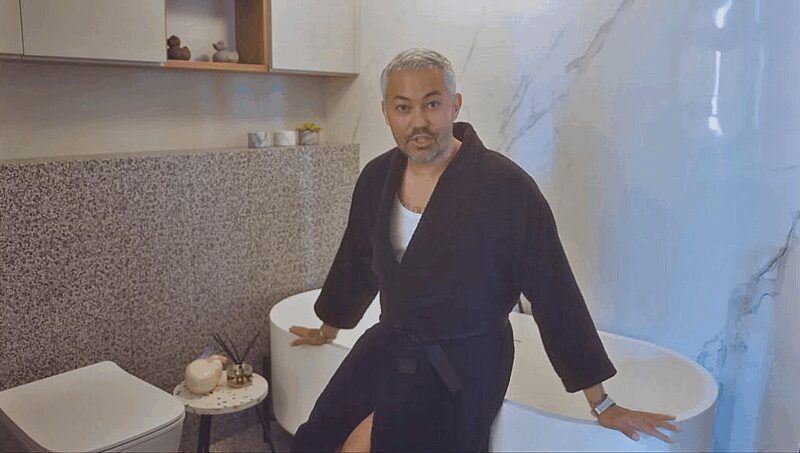 «Это не просто дом, это продолжение меня!»: Александр Рогов за 2 года объединил три квартиры в 45-метровую гардеробную с выходом на крышу