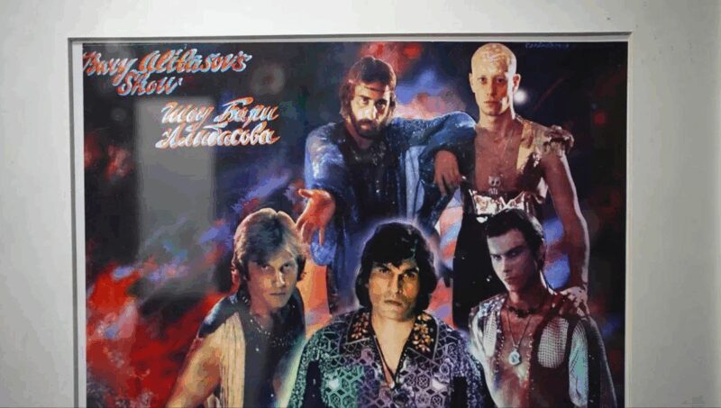 Золотой писсуар и потолки-волны: как Бари Алибасов после пожара 90-х создал в Москве квартиру-манифест, на ремонт которой ушло 2 года