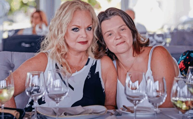 Лариса Долина с дочерью Ангелиной Миончинской в разные годы.