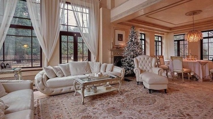 «Сказочный замок»: как выглядит особняк Алсу за 15 лет брака с Яном Абрамовым