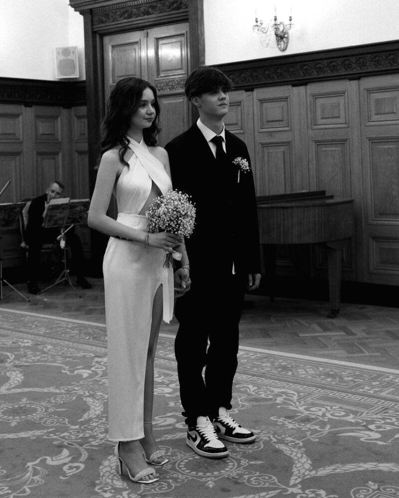 20-летняя звезда «Закрытой школы» : вышла замуж за 18-летнего музыканта, но мама была против