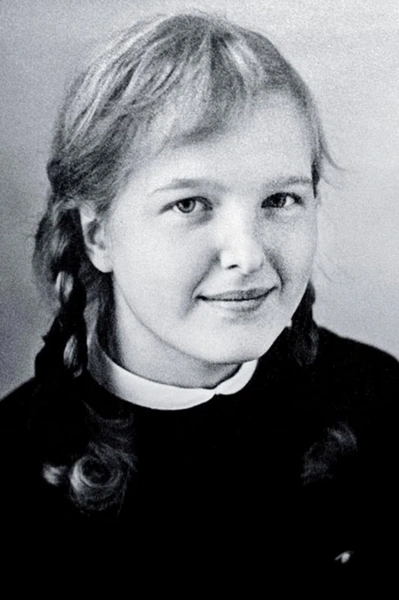 С юности Елена грезила актерством