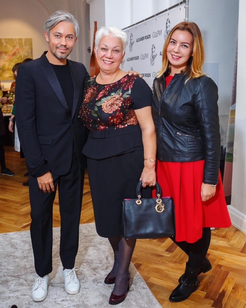 «Стилистом будь, но скажем, что журналист»: как Александр Рогов в 44 года стал главным модником страны, но так и не женился