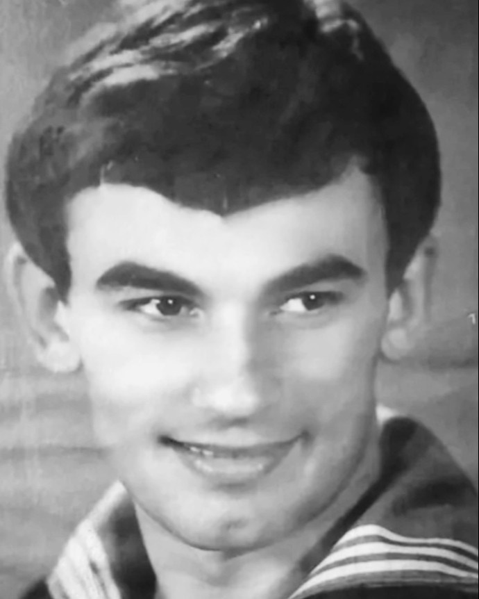 «Я люблю тебя до слез»: как 75-летний Александр Серов, мечта миллионов, остался совсем один в огромном доме