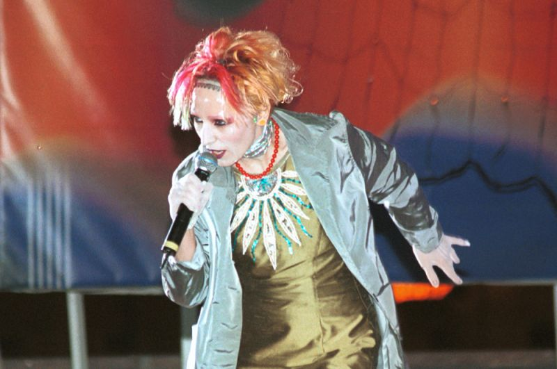 Жанна Агузарова во время концерта, 2000 год