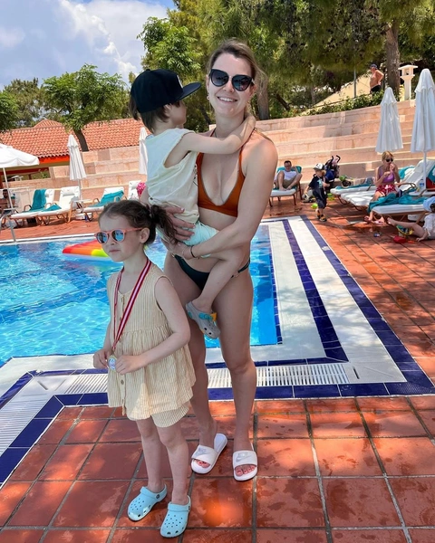 Александра Розовская сохранила стройность после рождения двоих детей