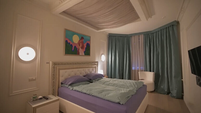 Трагедия рыбки Маруси и винный шкаф у беговой дорожки: что скрывает Анна Семёнович в своей московской квартире