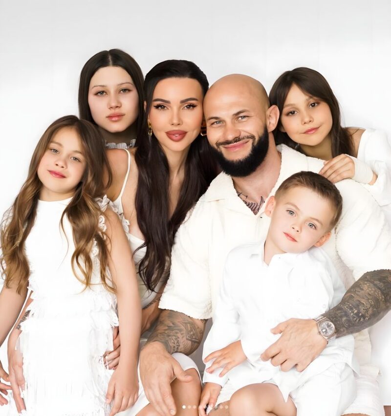 Оксана Самойлова и Джиган с детьми.