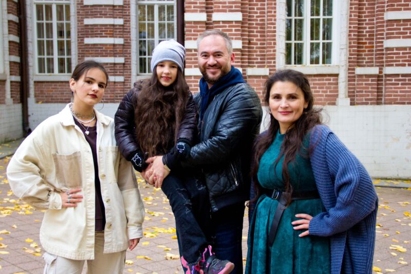 Александр Златопольский и Наталья Донская с дочерьми.