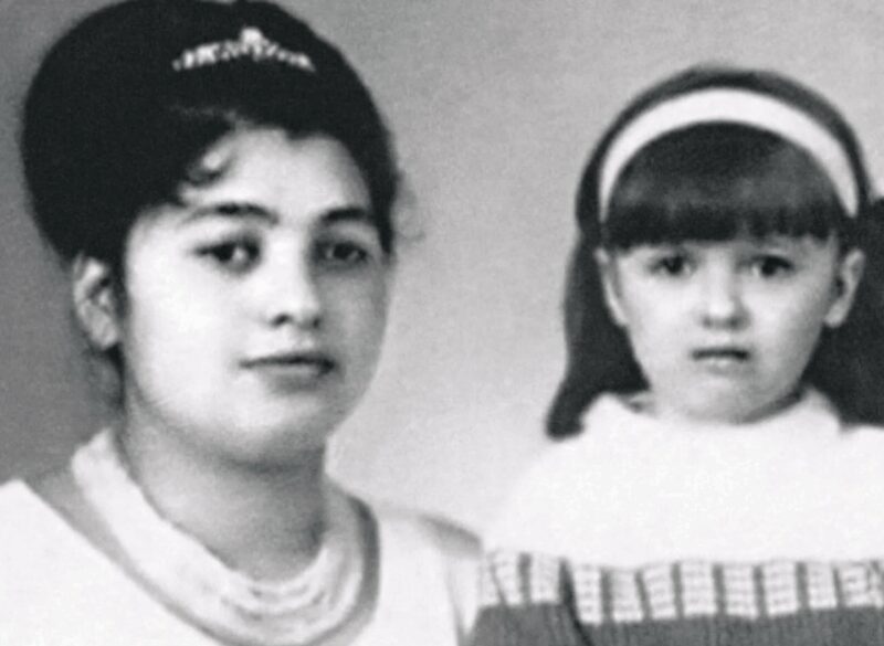 Юная Ольга Дроздова с мамой, которая вырастила её в портовом городе.