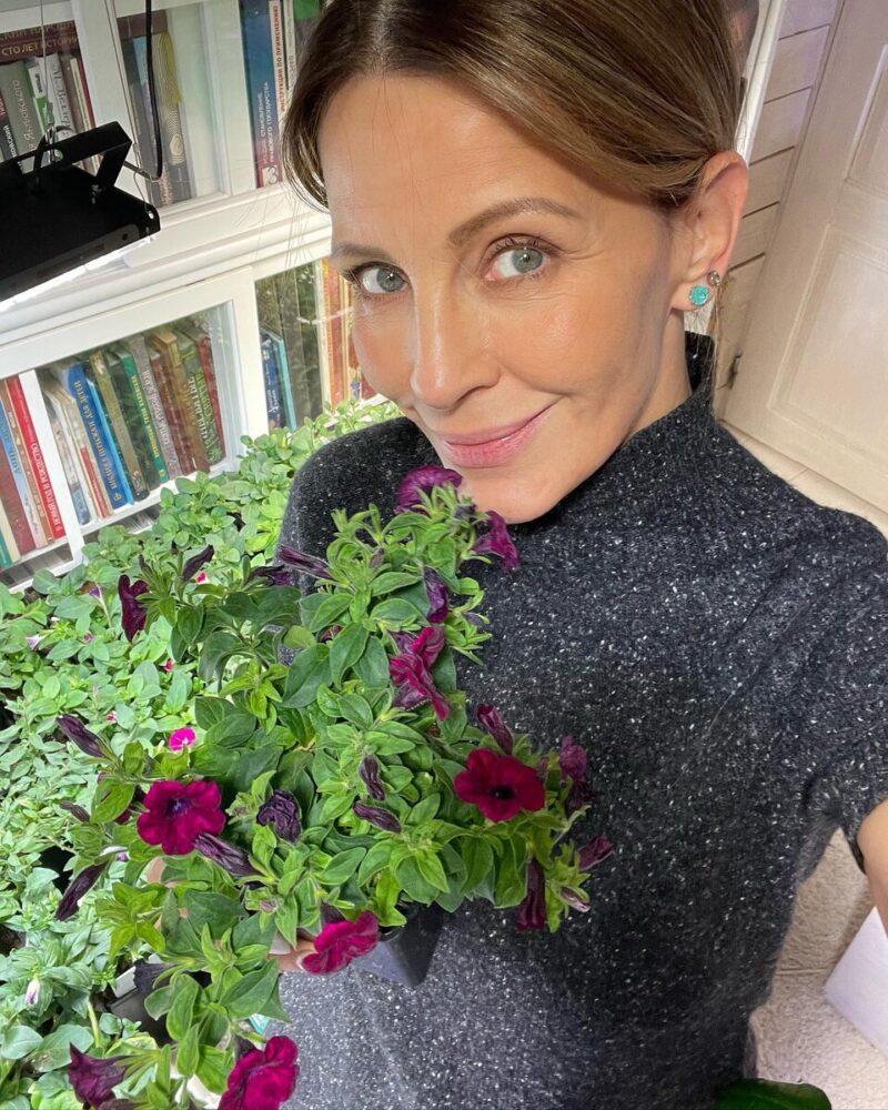 Роковая красавица из «Бандитского Петербурга»: как 56-летняя Евгения Крюкова пережила «векторный» брак, трагедию любимого и дважды обрела счастье