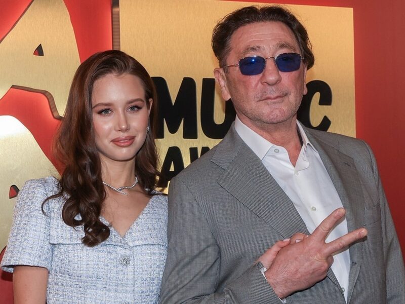 Артист словно выключил свет после расставания с Авророй.