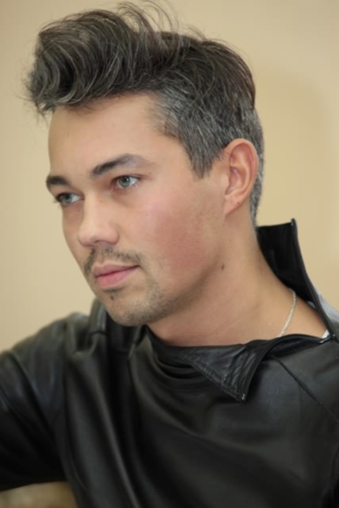 «Стилистом будь, но скажем, что журналист»: как Александр Рогов в 44 года стал главным модником страны, но так и не женился