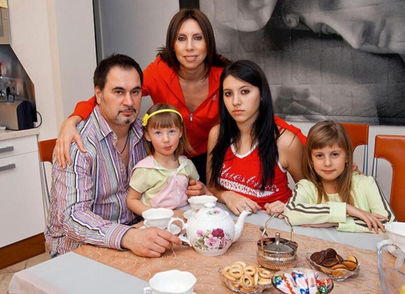 Валерий и Ирина Меладзе с дочерьми.