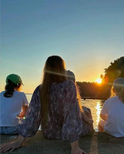 Супруги не показывали лиц детей поклонникам до 2025 года