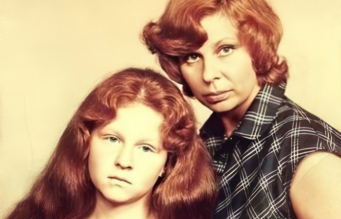 Агриппина Стеклова в юности с мамой.