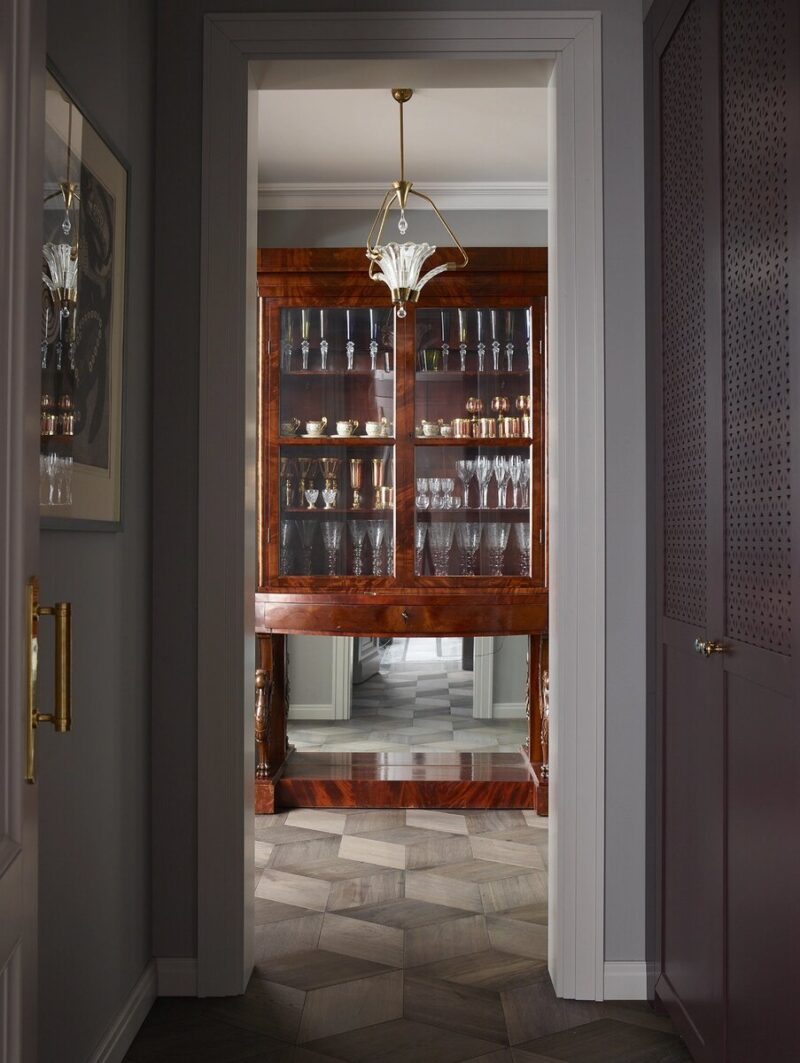 Гостиная, где картины нашли своё достойное место на стенах. Фото: Аптон Саймон.