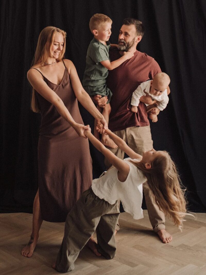 «Я человек увлекающийся»: 81-летний Александр Михайлов жил на две семьи, но его дочери Анастасия и Мирослава смогли построить крепкие браки и подарить звезде внуков