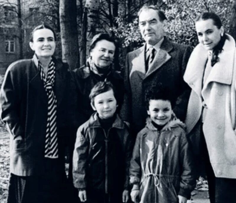 Пётр Глебов с супругой, дочерьми и внуками — его главная гордость.