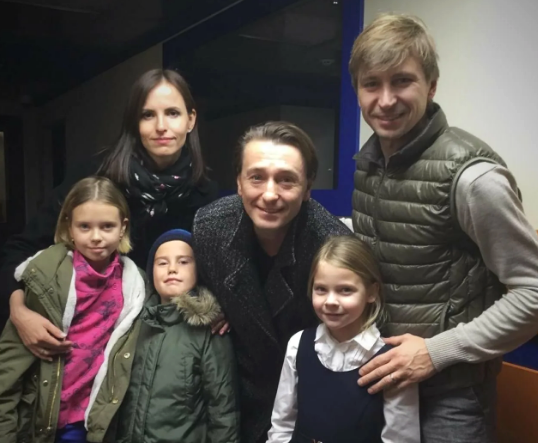 Сергей Безруков с детьми от Кристины Смирновой после того, как правда стала явной.