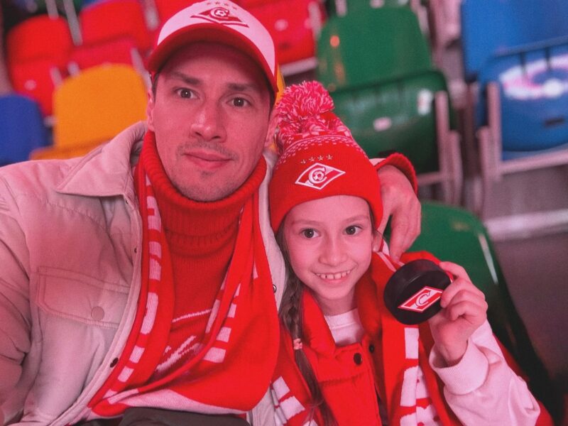 «Спартак Васильевич словно рядом»: как внебрачный сын Мишулина, Тимур Еремеев, спустя 10 лет после громкого заявления, воспитывает дочь, похожую на деда