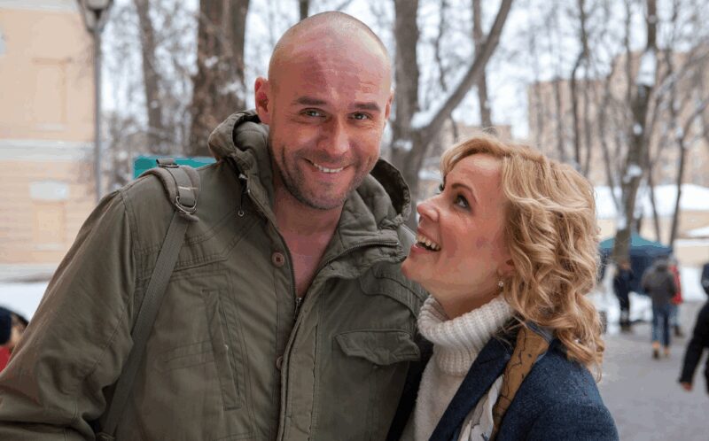 Максим Аверин на съёмках с коллегой Марией Куликовой, сохраняя статус холостяка.