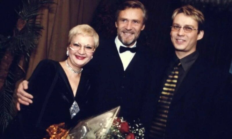 «Я человек увлекающийся»: 81-летний Александр Михайлов жил на две семьи, но его дочери Анастасия и Мирослава смогли построить крепкие браки и подарить звезде внуков