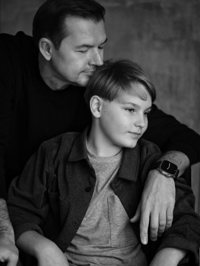 Актер много работает, но всегда находит время для семьи.