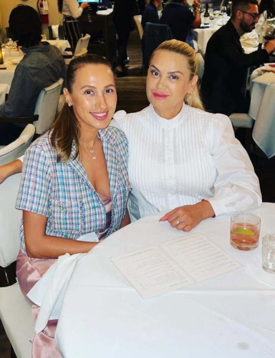 Алина Хасанова с мамой.