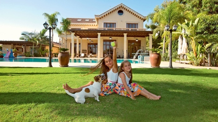 «Сказочный замок»: как выглядит особняк Алсу за 15 лет брака с Яном Абрамовым