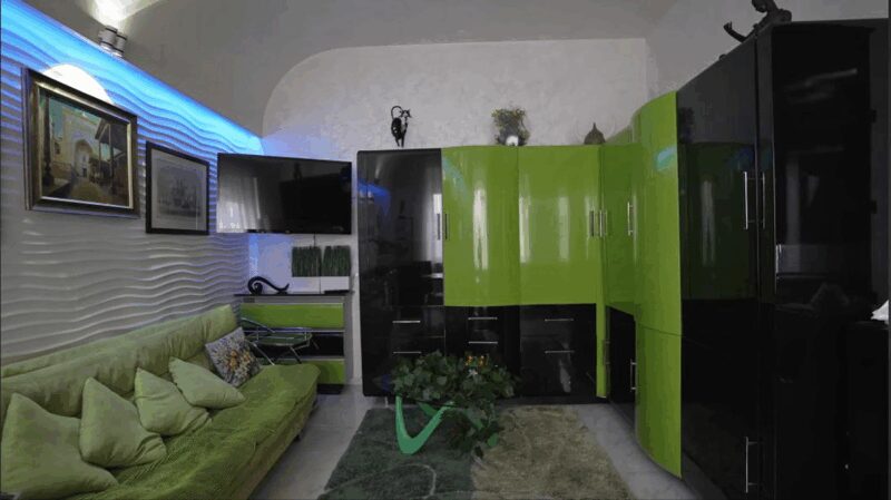 Золотой писсуар и потолки-волны: как Бари Алибасов после пожара 90-х создал в Москве квартиру-манифест, на ремонт которой ушло 2 года