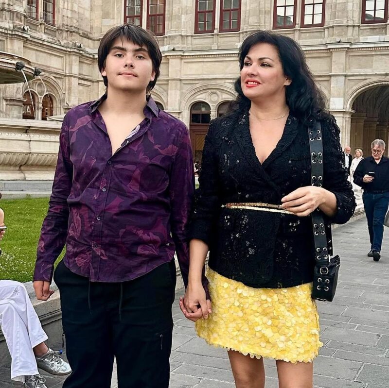 Сын Анны Нетребко вырос на глазах: аутизм, балет и русская речь