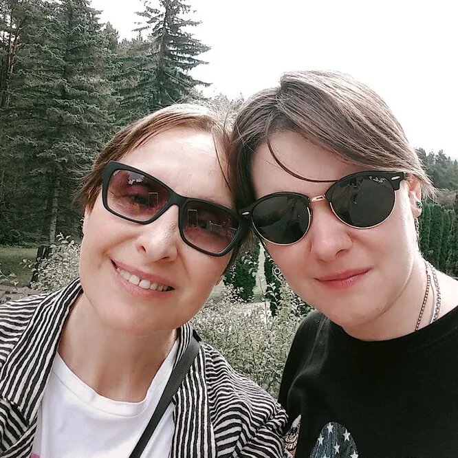 «Думала, останусь в девках навсегда»: Светлана Рожкова о первом браке, 30 годах счастья и талантах двух дочерей