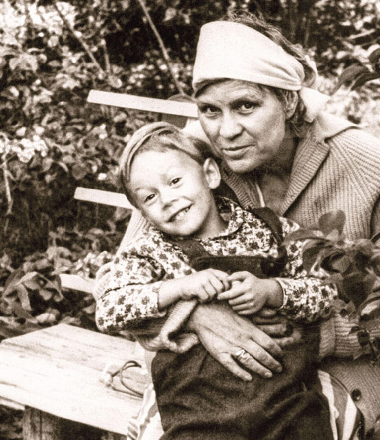 Надежда Федосова с внуком Игорем, который стал для неё опорой в последние годы.