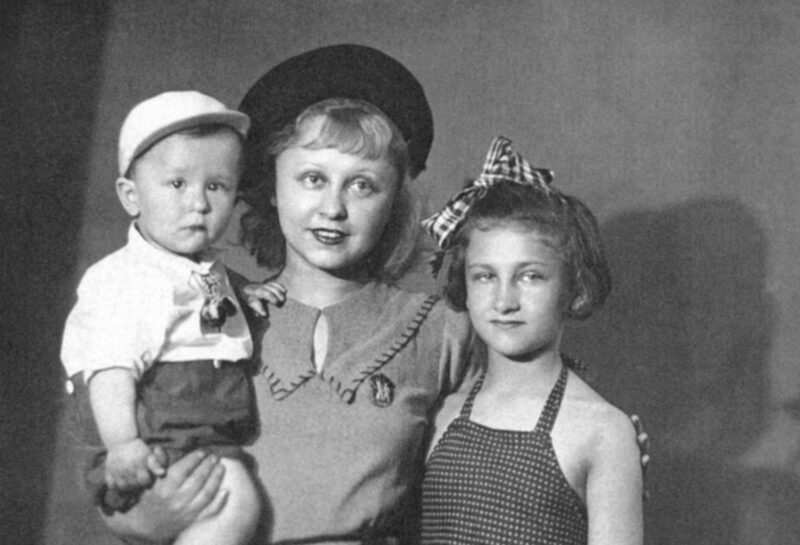 Янина Жеймо с дочерью и сыном.