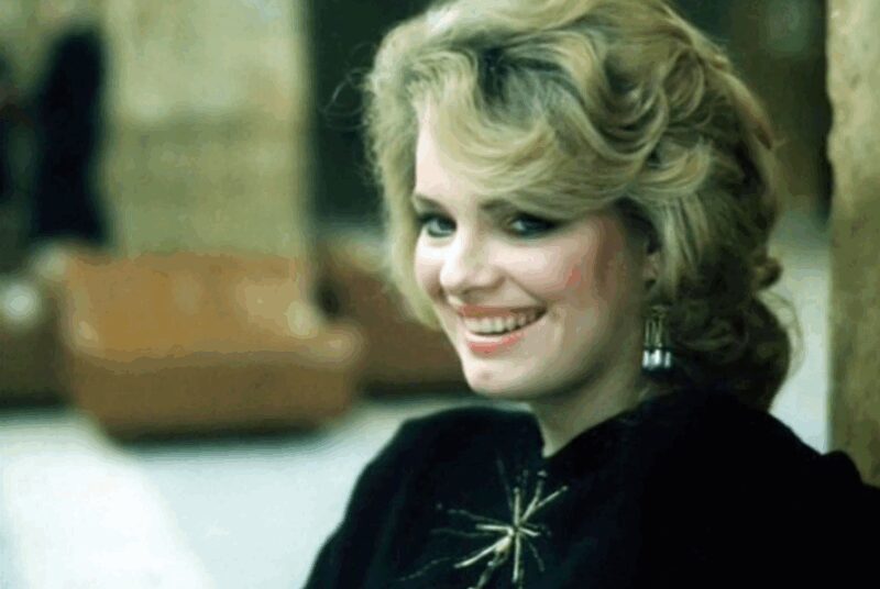 Юная Ольга Копосова, делающая первые шаги в искусстве.