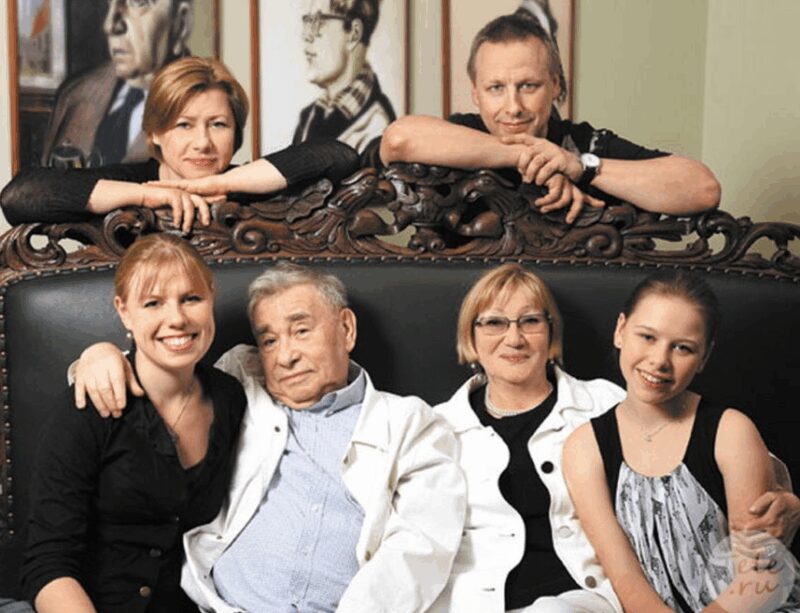 Михаил Светин с семьей