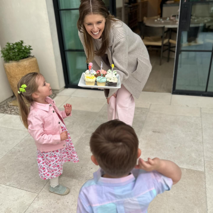 Кэтрин Шварценеггер в окружении своих детей.