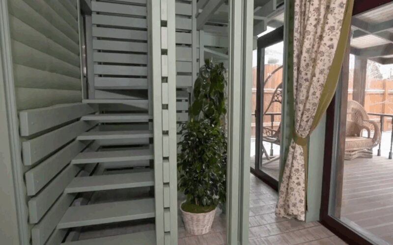 «Изба XIX века, но с комфортом XXI»: как Елена Яковлева 4 года строила свой необычный дом под Москвой