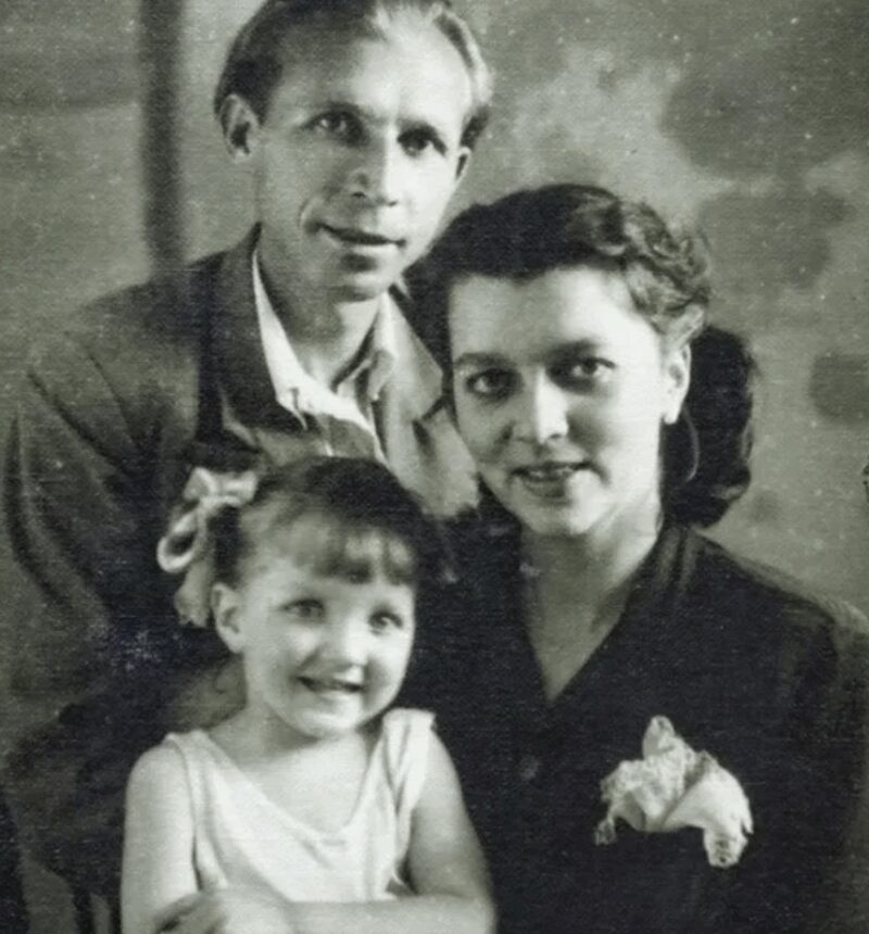 Семейный портрет Ивана Лапикова с женой и дочерью