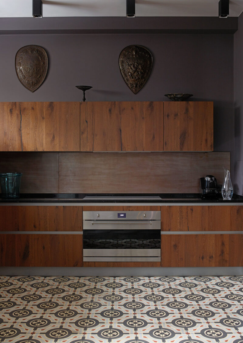 Эклектичное пространство кухни-столовой, где смешиваются стили. Фото: Аптон Саймон.