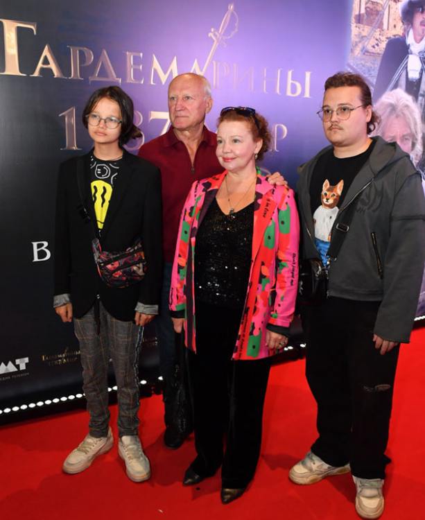 Юрий Беляев, Татьяна Абрамова и её сыновья Иван и Александр. Биологический отец мальчиков — оператор Сергей Кулишенко.