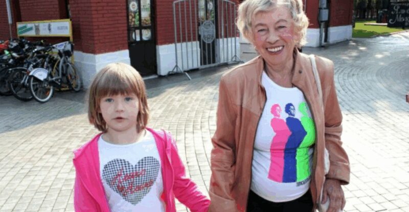 Александра Назарова с внучкой Сашей, которую она спасла из детского дома.