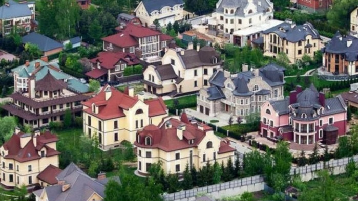 «Не сотни миллионов, а миллиарды»: как выглядит особняк Алсу на Рублёвке, где ванная комната больше квартиры, а пальмы растут круглый год