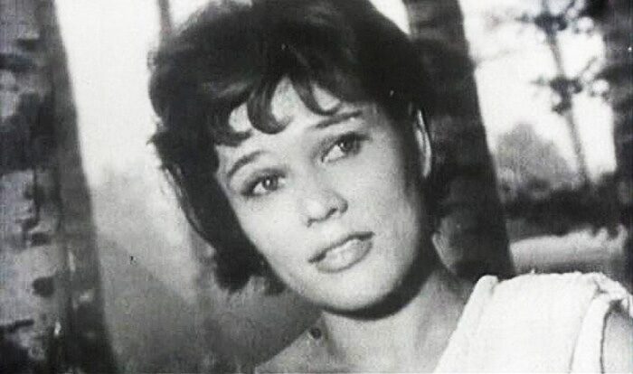 Люсьена Овчинникова в фильме «Утренние поезда», 1963 год.